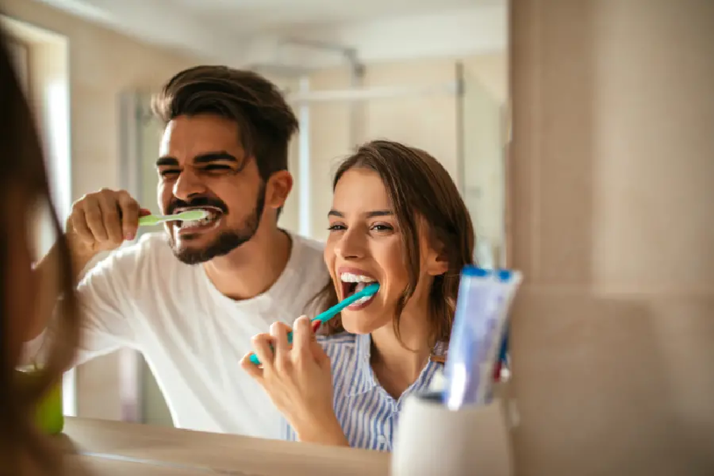 Jak dbać o zęby, aby były lśniąco białe? Domowe sposoby na białe zęby